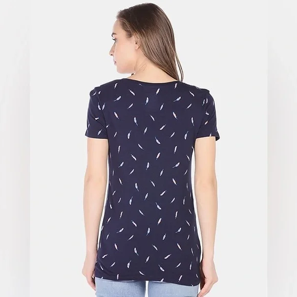 NWT Gap Women's Navy V-Neck Printed T-Shirt with a feather pattern - Picture 2 of 7